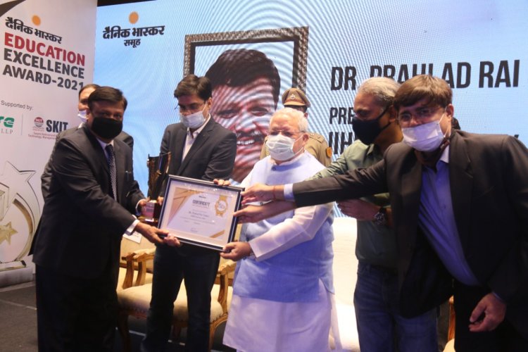 Hon’ble Governor of Rajasthan, Shri Kalraj Mishra awarded Education Excellence Award 2021 to Dr. PR Sodani, President IIHMR University